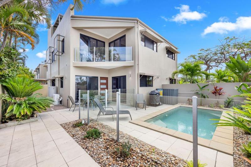'Bay View' with Pool and Rooftop Entertaining Area, Hervey Bay