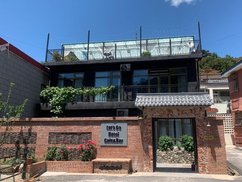 Exterior view, Beijing MutianyuGreat Wall Let'sgo Hotel&Bar in Beijing