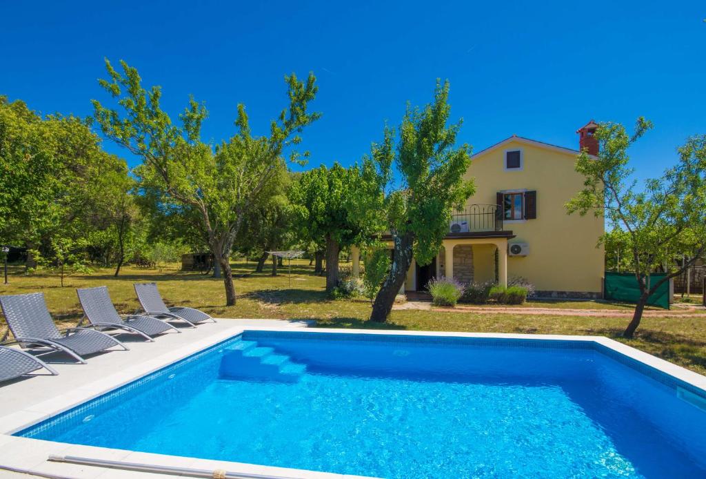 Villa Loreta, a beautiful and cozy villa minutes away from the sea, Raša