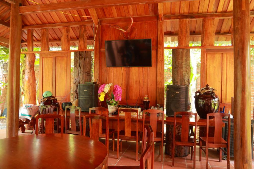 Phòng Gia đình Nhìn ra Vườn (Family Room with Garden View)