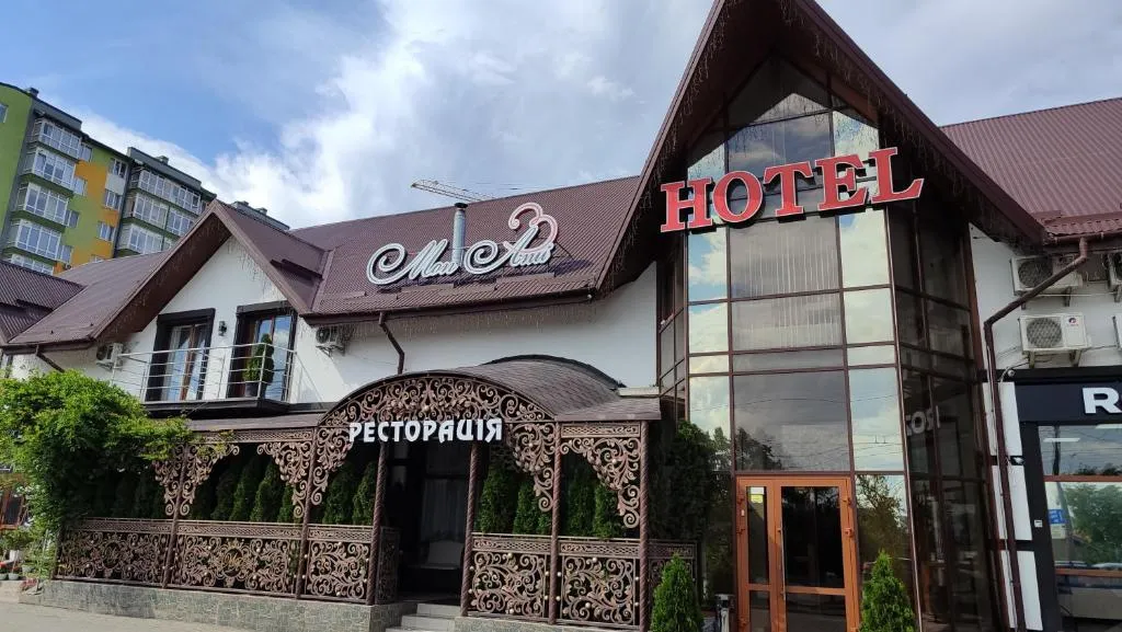 Mon Ami Hotel, hotel in Ivano-Frankivsʼk