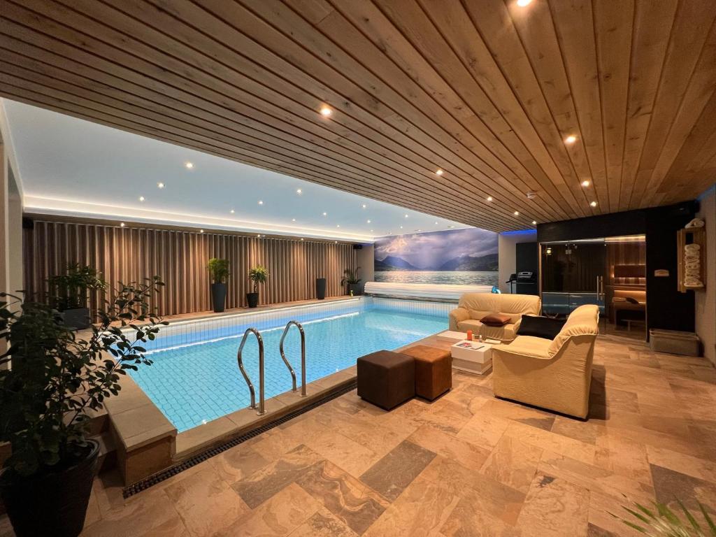 The Script B&B, Axel