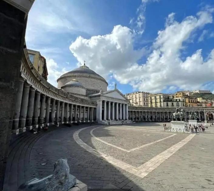 O munaciell a piazza Plebiscito con vista San Martino - 3