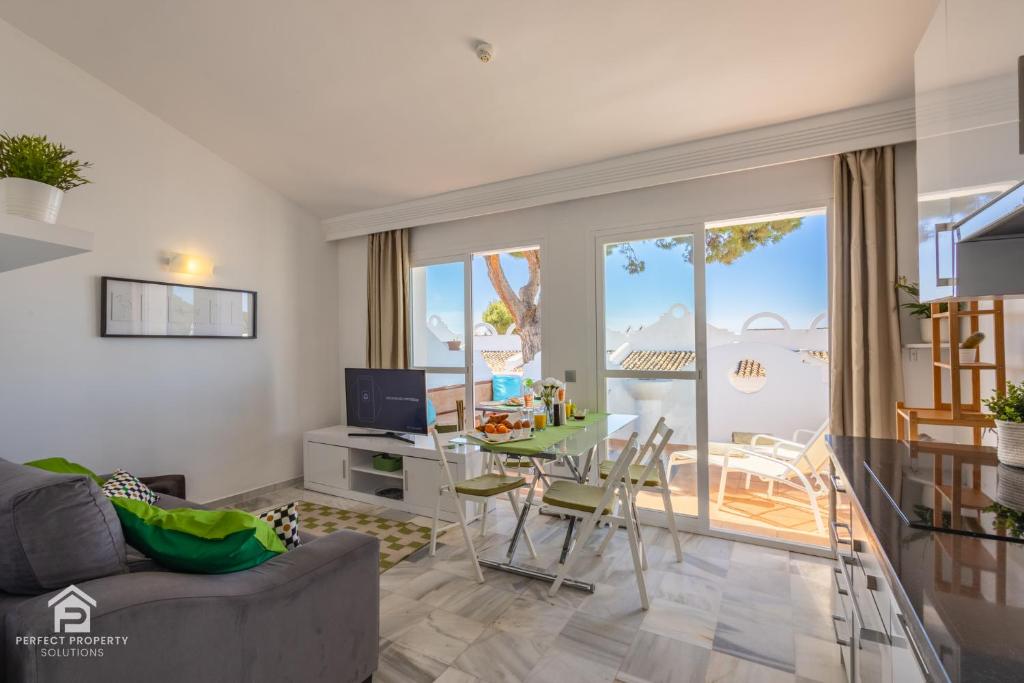Sunny 2BR in resort with 3 pools, restaurant, gym and playground - 4