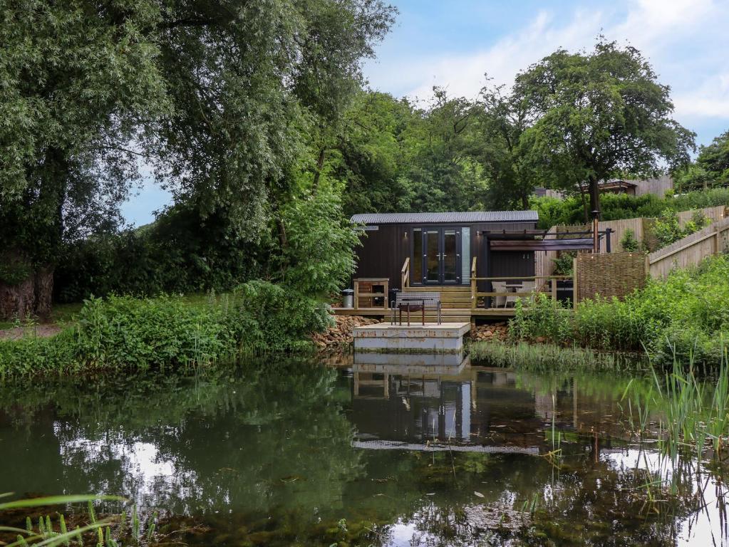 The Shepherds Hut at Bridge Lake Farm & Fishery, Banbury