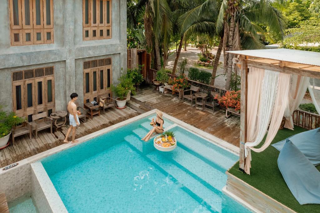 Swimming pool