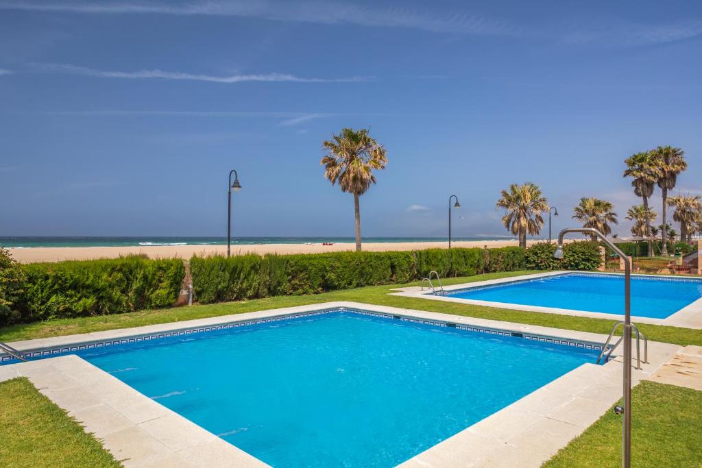 1st line beach, pool, terrace & fibre WIFI - 2