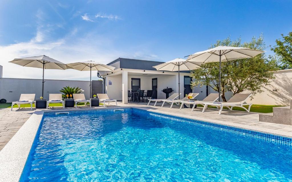 Istriensonne 0739/ New-built Villa Lucy-2 -Pool with hydromassage, Medulin