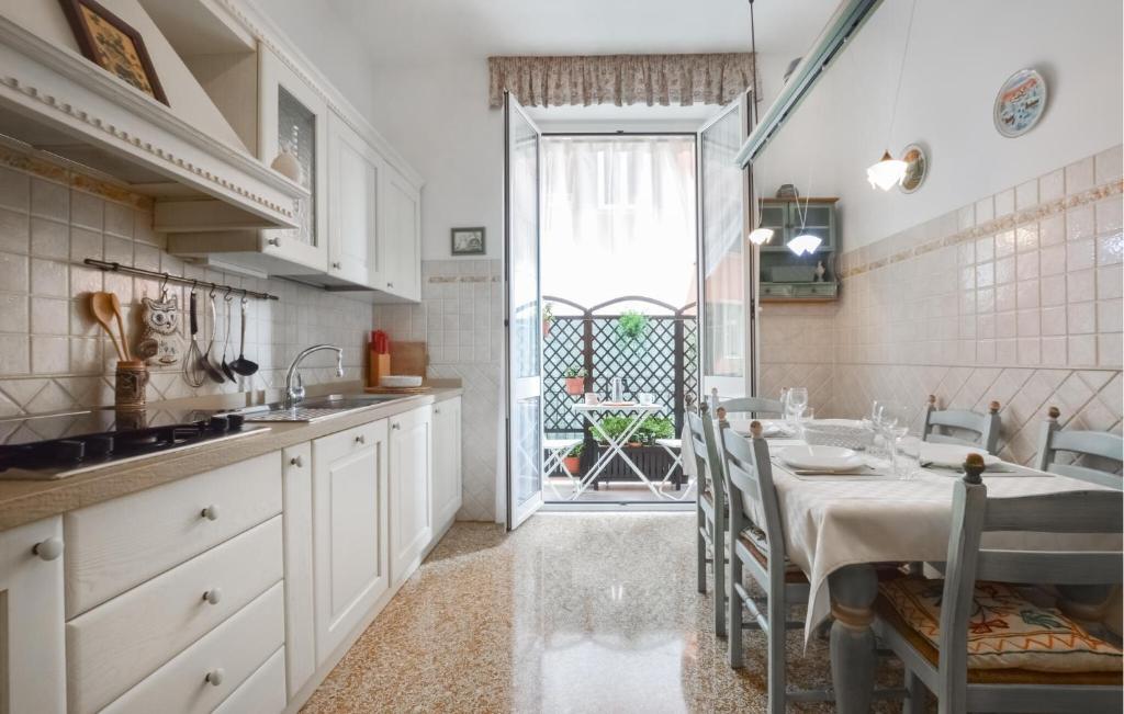 4 Bedroom Cozy Apartment In Genova - 2