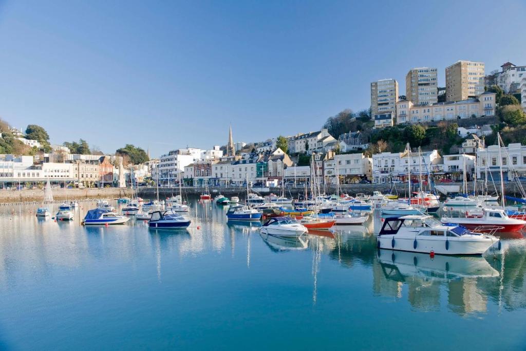 The Moorings, Torquay Marina (Duplex Apartment with Hot Tub) photo 6