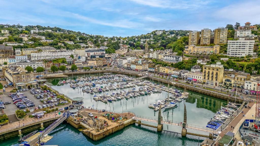 The Moorings, Torquay Marina (Duplex Apartment with Hot Tub) photo 8