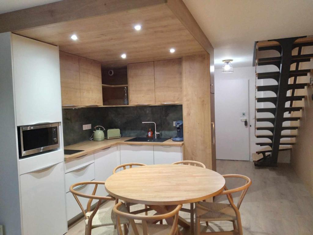 Duplex lumineux - 40m2 - 2 chambres - Balcon terrasse - Parking - Entierement renové en Mai 2024 - 2
