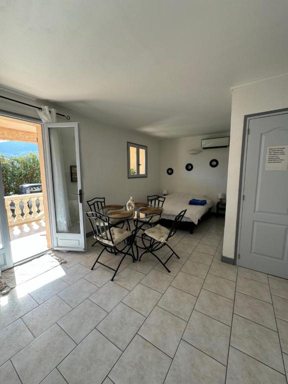 VILLA NATHEO Bas de villa - Studio 37m2 avec Coin nuit - 3