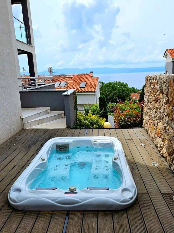 Domagoj - Luxury apartment with private parking, jacuzzi and seaview, Njivice