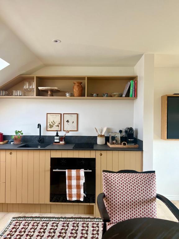 Entire Spacious Loft Studio-Own Bathroom & Kitchen within Victorian Terraced Home, Hither Green