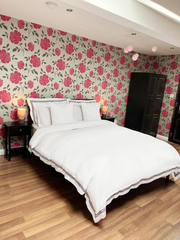 Entire PinkApt - Free parking - Up to 4 guests - 3 beds - Close to city centre, Belfast