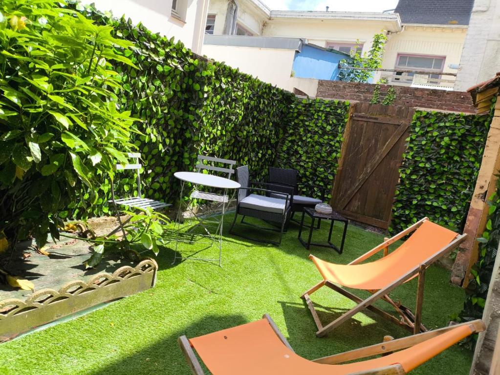 ++++ CENTRAL STUDIO RENOVE 200 m plage et 300 m de la rue piétonne ++++ - 4