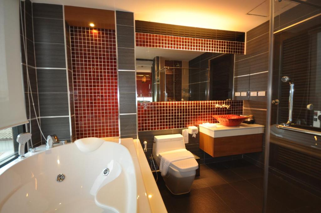 Bathroom, Chalelarn Hotel in Hua Hin / Cha-am
