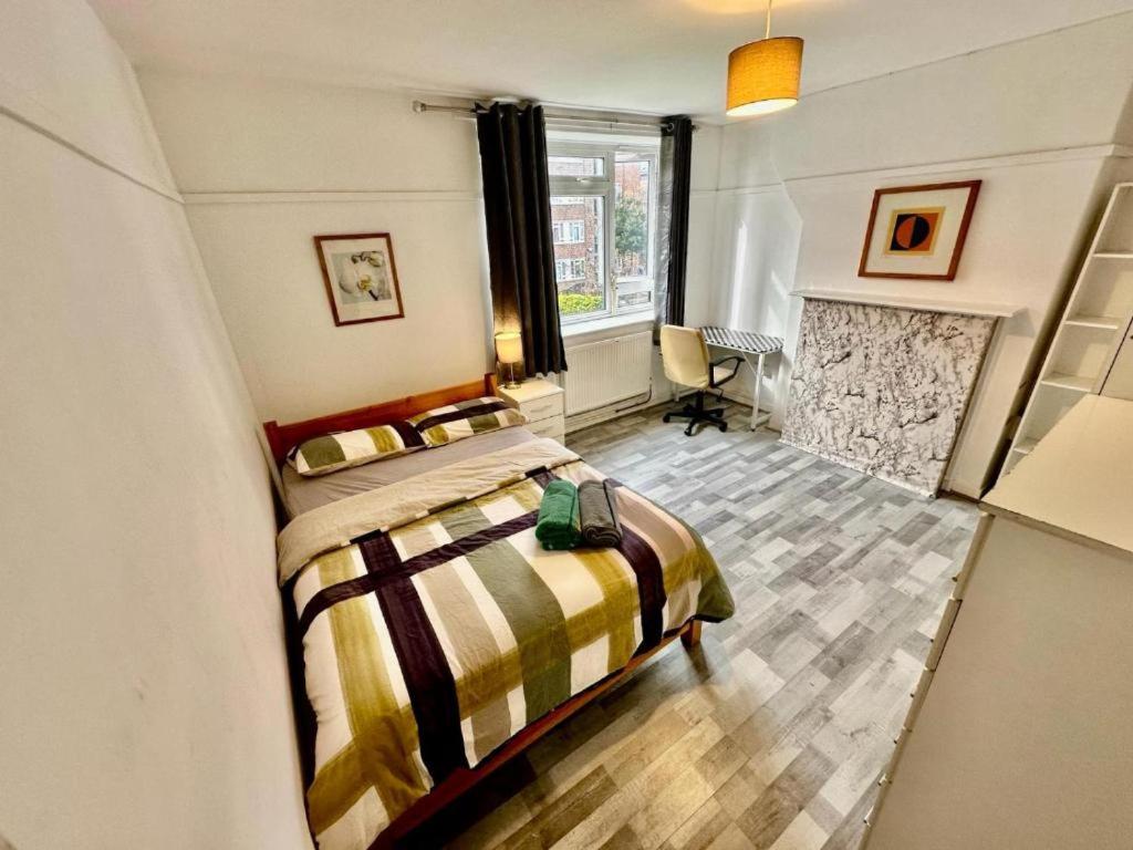 Aldgate East Rooms R2, Лондон
