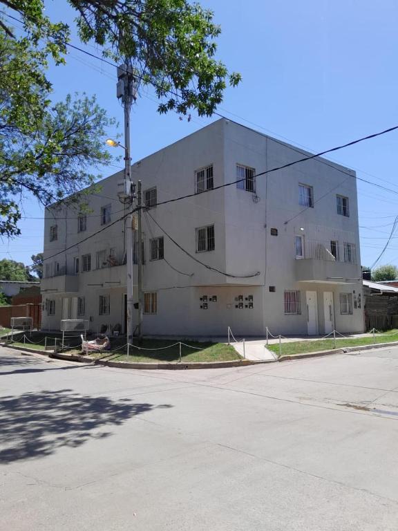 hospedaje LH primero E a 15 minutos del aeropuerto ezeiza - 2