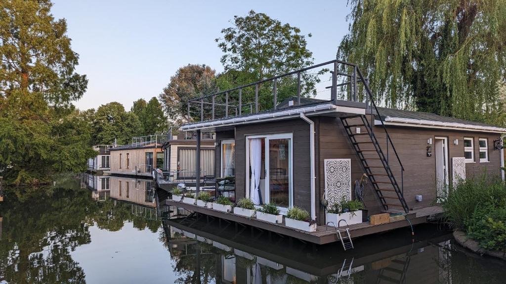Tamanzi Taggs-floating home on idyllic island, Hampton