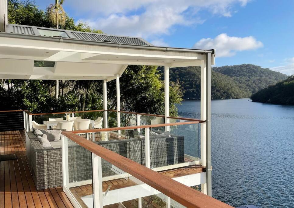 NINE at Berowra Waters, luxury waterfront with hot tub, Berrilee