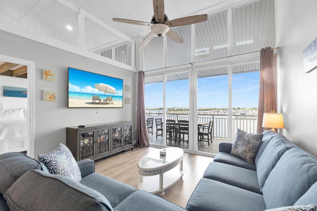 St John - Downtown Waterfront Penthouse Pool Parking Dock, Key West