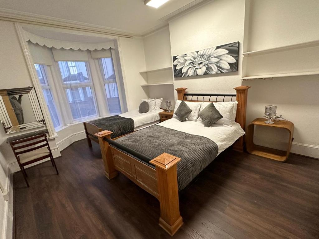 PRIVATE ROOM In TOWN CENTRE FREE PARKING WI FI AND PATIO WITH AA STAY LTD, Buckinghamshire