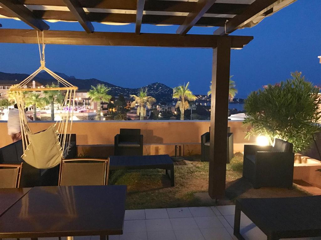 Balcony/terrace, Cap Esterel Prestige-Climatisation-Jardins Clos-Pleine Vue Mer ou Esterel in Saint-Raphael