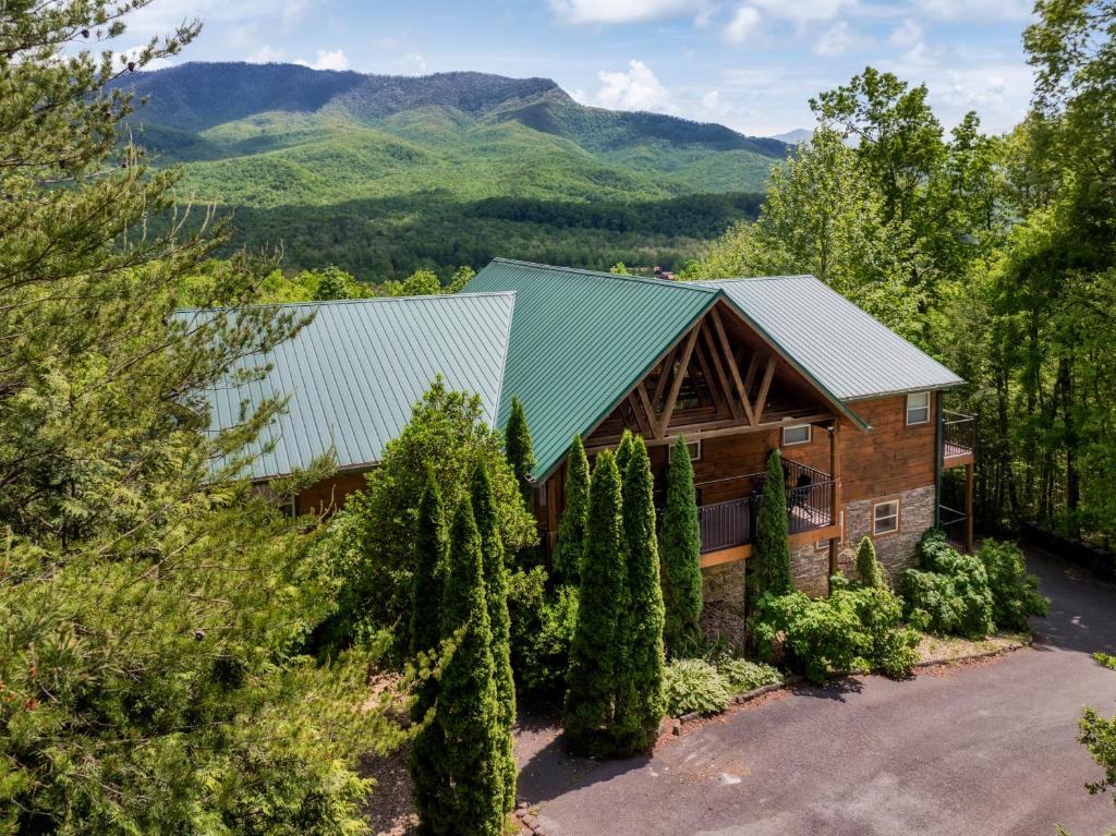 Moonshine Mtn - HugeLodge - Views - October Deals - Game Rm - Hot Tub - Fire Pit, Gatlinburg