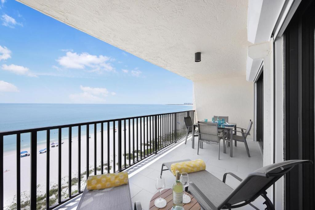 Breath-taking beachfront condo with pool/spa/views, Marco Island