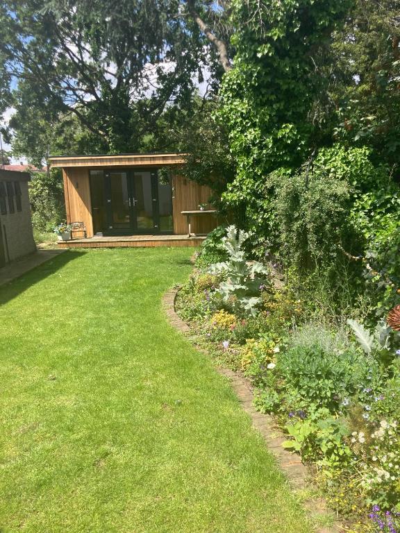 Gladstone Avenue Twickenham, Twickenham