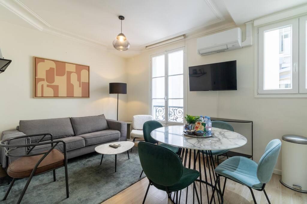 B2#Two Bedrooms#Champs Elysées#Arc de Triomphe#AC, Paris