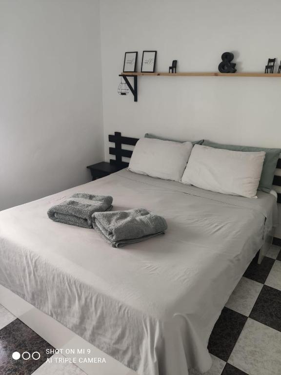 Habitación 2 en tercera planta sin ascensor no és un piso entero! A compartir Baño y cocina! - 1