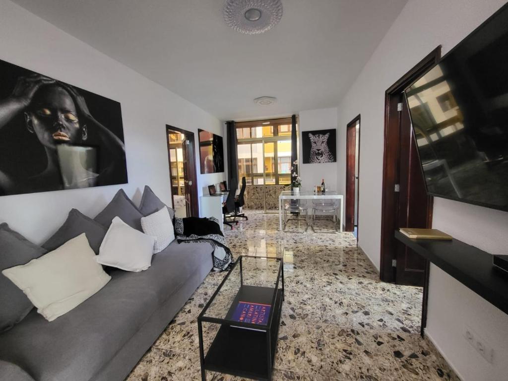 Affordable holiday accommodation for large families and groups at Las Canteras beach with 3 Bedrooms and Free Parking - 3