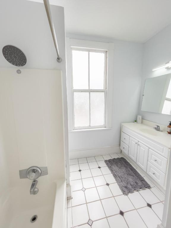 Charming Apartment in the Heart of Savannah 2, Savannah