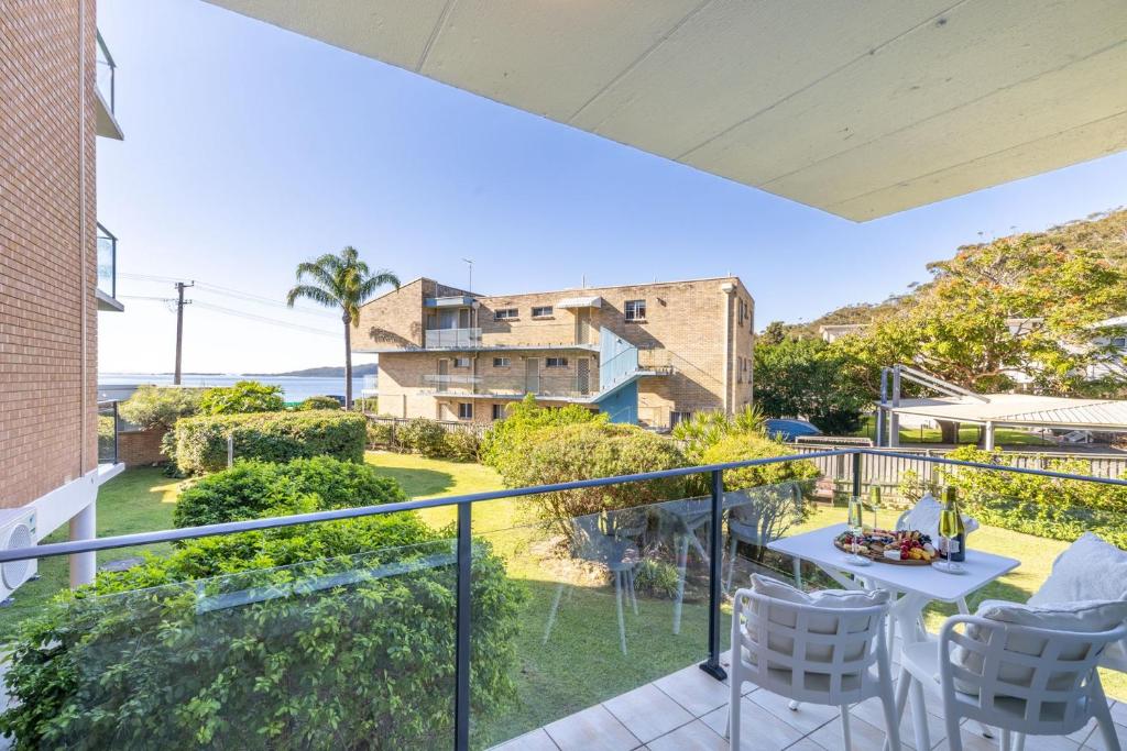 Bella Vista, 8-19 Shoal Bay Rd - views, air con and Wi-Fi, Shoal Bay