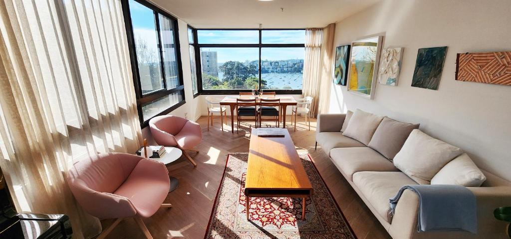 Beautiful harbour views, stylish apartment & pool, Sydney