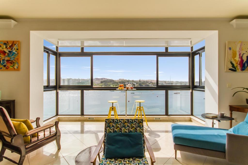 A Magnificent Sunny Seafront Apart Sliema - Happy Rentals, Sliema
