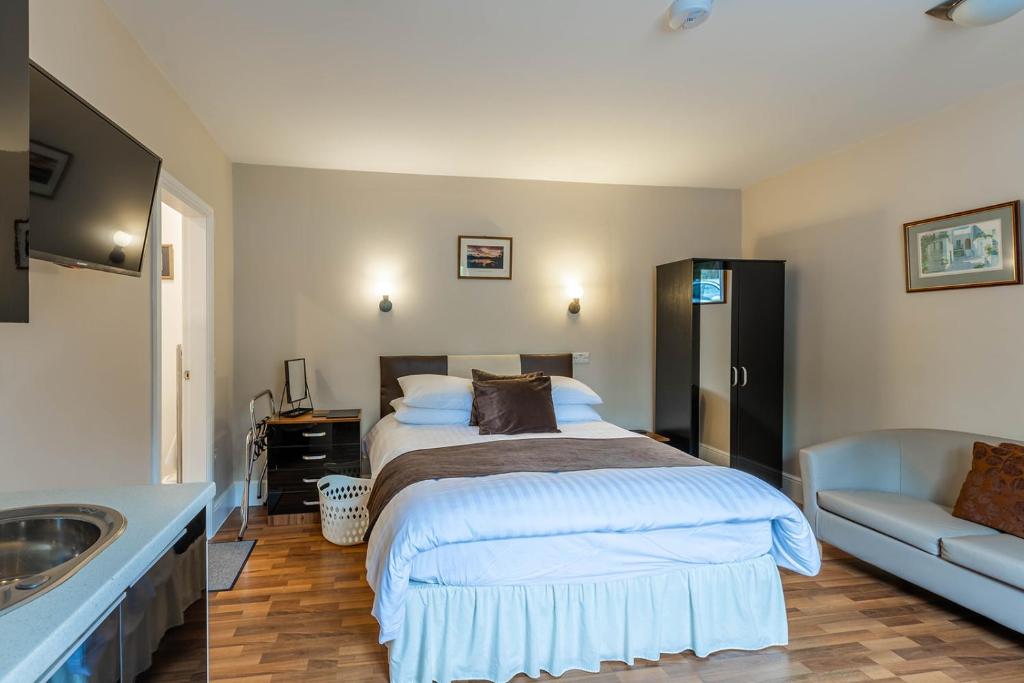 Roger Ground Guest House - with Onsite Car Parking