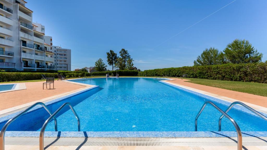 Ocean View 2 BDR Duplex With Pool by LovelyStay, Portimão