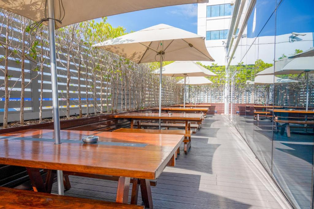 프리미어 인 아부다비 에어포트 옥상 수영장 야경