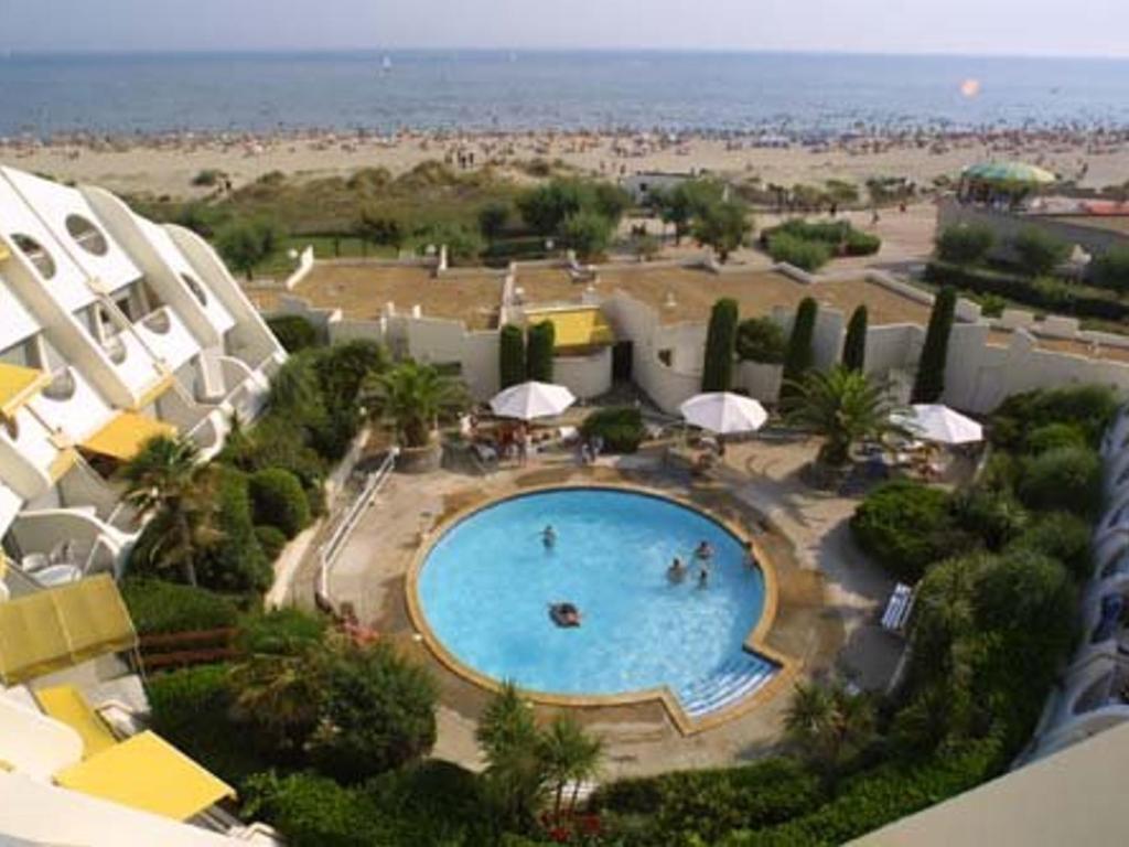 3 pièces avec piscine sur la plage, proche commerces - FR-1-328-166 - 1