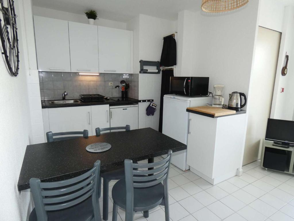 2 Pièces avec Piscine, Proche Plage et Commerces, Quartier Calme avec Parking Privé - FR-1-328-145 - 3