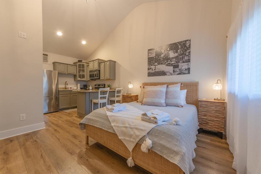 Arrowhead #4 - Walking distance to downtown Saugatuck, Updated studio, Saugatuck