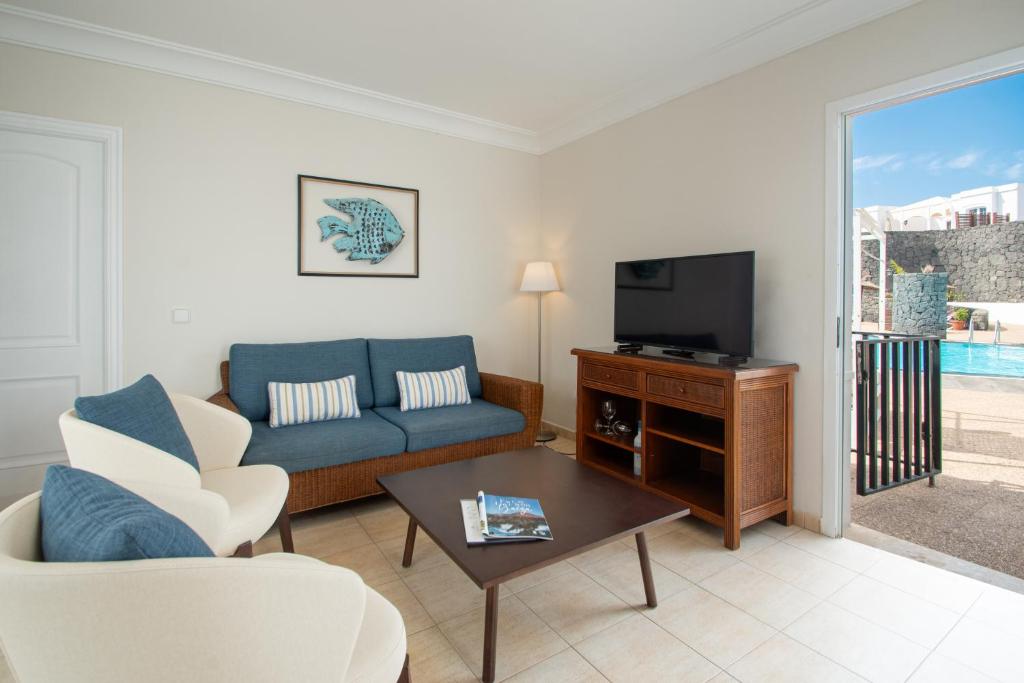 Apartamentos LIVVO Coloradamar — Hotel rooms in Playa Blanca, Canary Islands