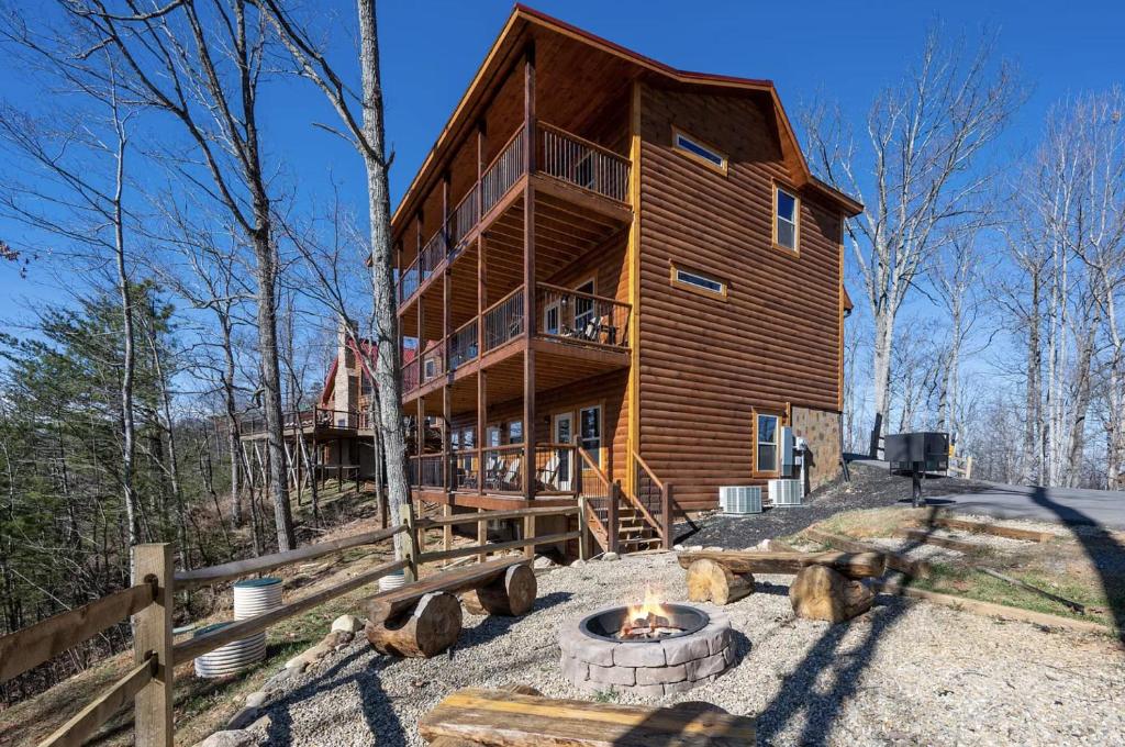 Swimming In Views in a 4 Bedroom Mountaintop Pool Cabin, Sevierville