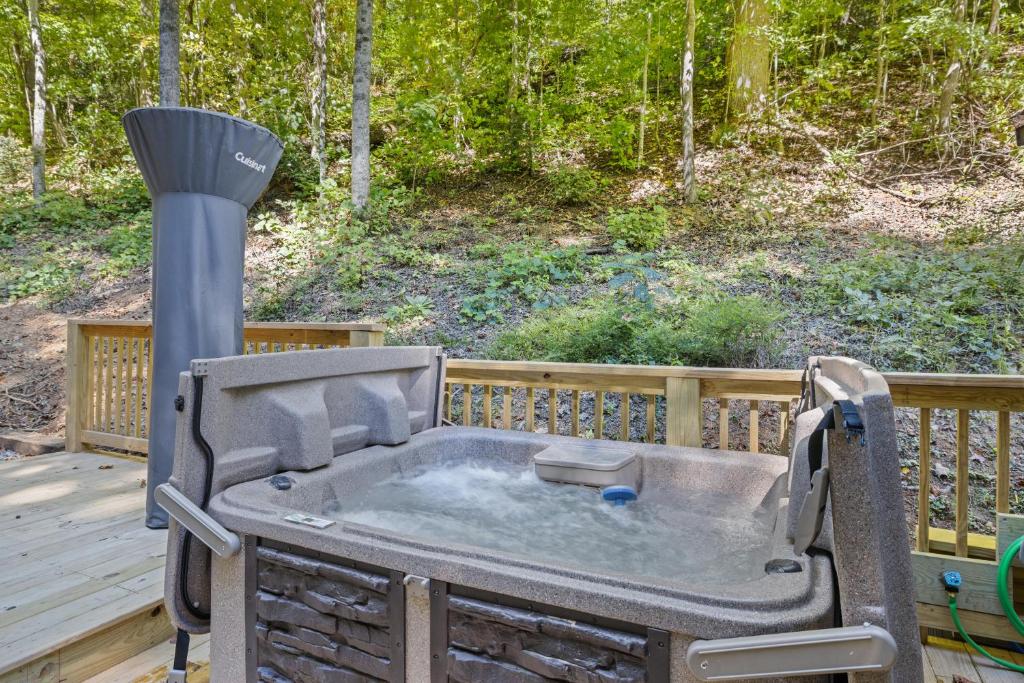 Lazy Bear Valley is a rustic cabin retreat just minutes from Gatlinburg!, Gatlinburg