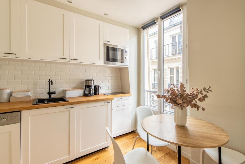 Modern spacious studio only 1 minute away from the Place de la République - 2