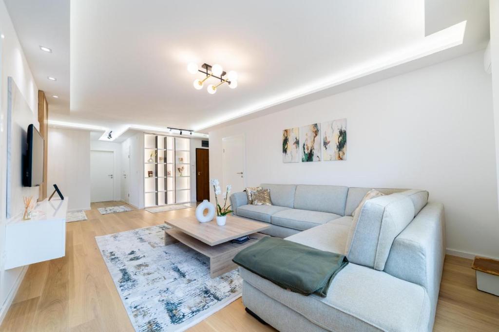 Old Town Heaven 3-bedroom apartment with balcony - 2